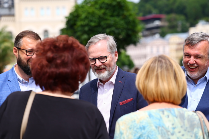 FOTO: Petr Fiala mezi lidmi. – stránka 179