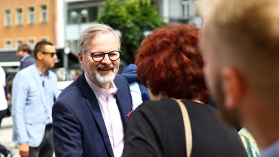 FOTO: Petr Fiala se nadšeně zdravil s lidmi.