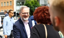 Petr Fiala se nadšeně zdravil s lidmi.