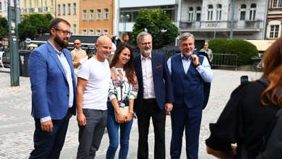 FOTO: Petr Fiala se fotí s fanoušky ve Varech.