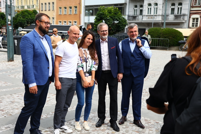 FOTO: Petr Fiala se fotí s fanoušky ve Varech. – stránka 174