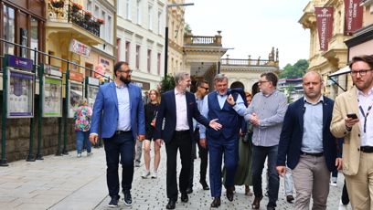 FOTO: Petr Fiala se svým doprovodem ve Varech.