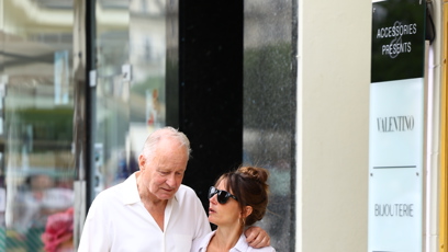 FOTO: Stellan Skarsgård na procházce se svou snachou.