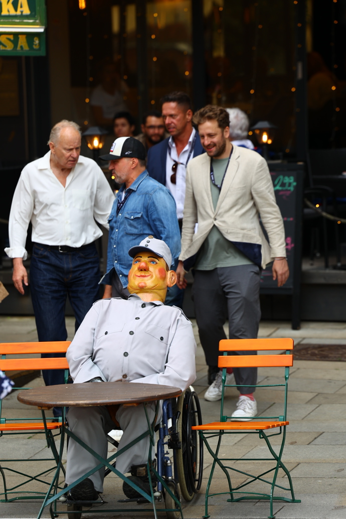 FOTO: Stellan Skarsgård navštívil i místní podniky. – stránka 40