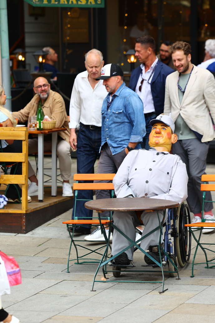 FOTO: Stellan Skarsgård se svým týmem. – stránka 39