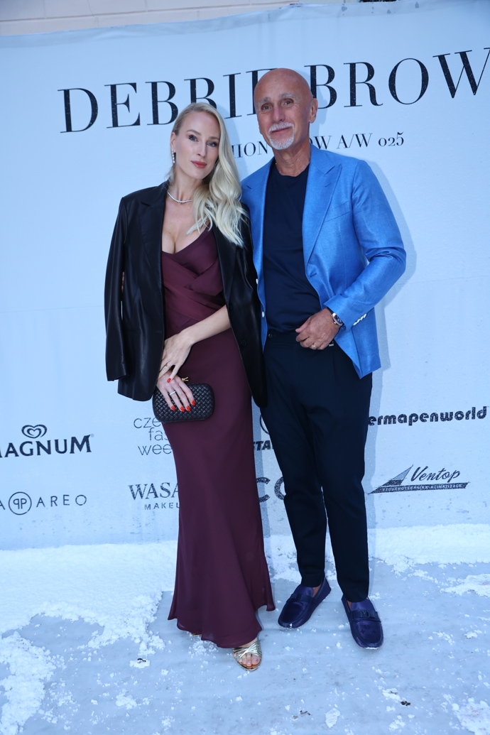 FOTO: Anna a Richard dorazili v elegantních outfitech. – stránka 16
