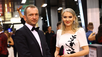 FOTO: Pozvané osobnosti při odchodu z Thermalu.