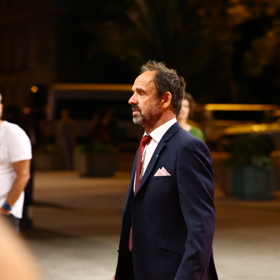 Petr Forman v obleku.