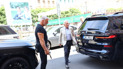 FOTO: Michael Douglas dorazil k hotelu Embassy.