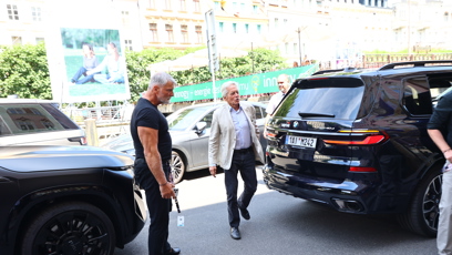 FOTO: Michael Douglas dorazil k hotelu Embassy.