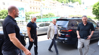 FOTO: Michael Douglas zamířil do Hotelu Embassy.