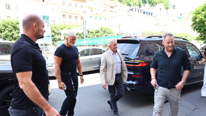 FOTO: Michael Douglas zamířil do Hotelu Embassy.