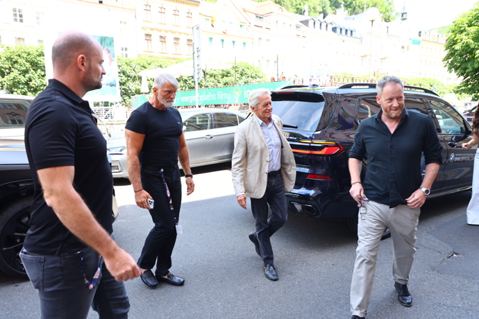 FOTO: Michael Douglas zamířil do Hotelu Embassy. – stránka 73