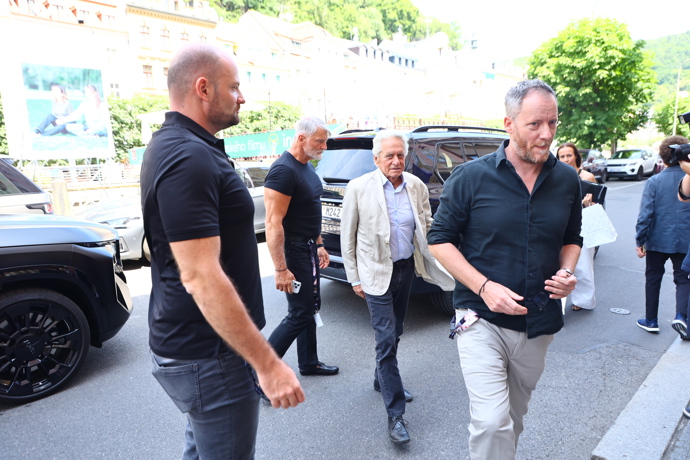 FOTO: Michael Douglas zamířil do Hotelu Embassy. – stránka 72