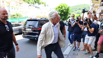 FOTO: Michael Douglas zamířil do Hotelu Embassy.
