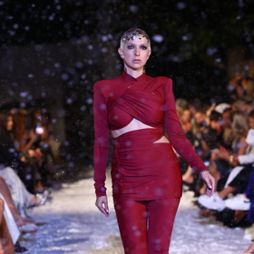 Během módní přehlídky padala pěna, která symbolizovala sníh.