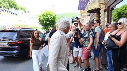 FOTO: Michael Douglas zamířil do Hotelu Embassy.