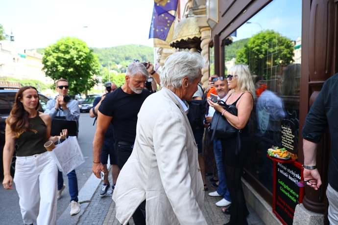 FOTO: Michael Douglas zamířil do Hotelu Embassy. – stránka 67
