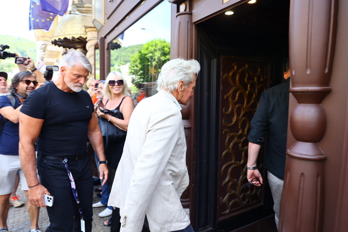 FOTO: Michael Douglas zamířil do Hotelu Embassy. – stránka 66