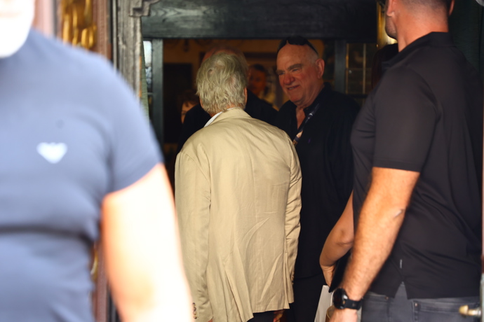 FOTO: Michael Douglas zamířil do Hotelu Embassy. – stránka 64