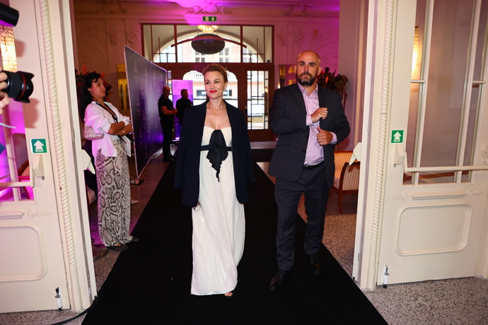FOTO: Vlastina Svátková se na Iluminate party usmívala od ucha k uchu. – stránka 11