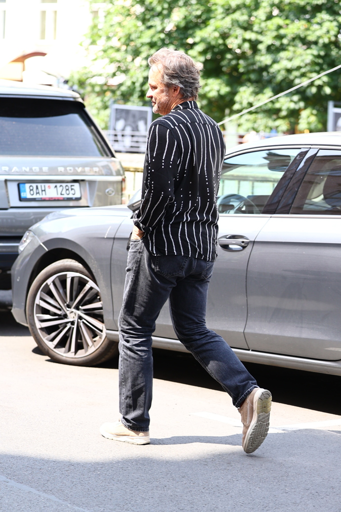 FOTO: Herec Peter Sarsgaard na kolonádě. – stránka 9