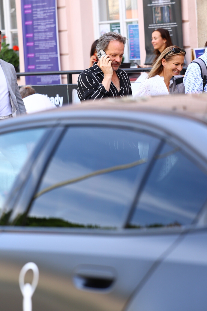FOTO: Herec Peter Sarsgaard telefonoval. – stránka 7