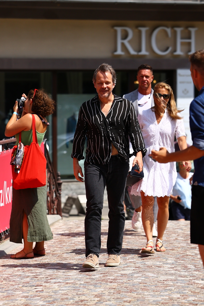 FOTO: Peter Sarsgaard na kolonádě. – stránka 2