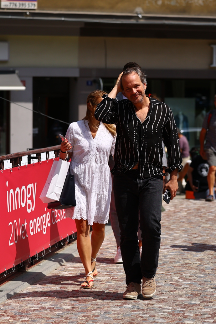 FOTO: Herec Peter Sarsgaard na kolonádě. – stránka 1