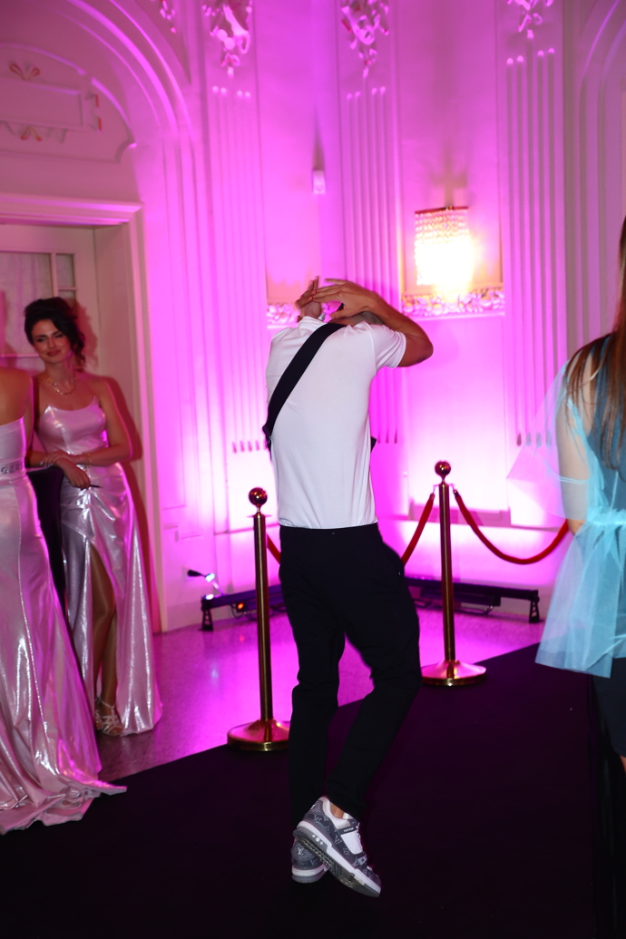 FOTO: Damian Drahokoupil se na party později vrátil. – stránka 9