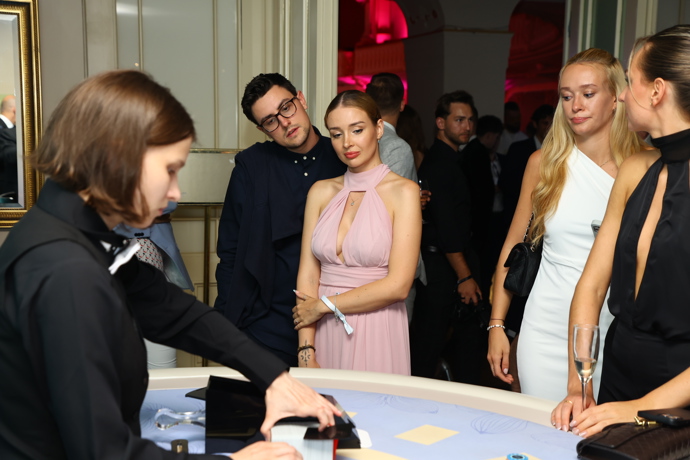FOTO: Nicole Šáchová v casinu. – stránka 15
