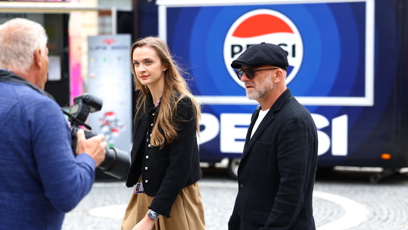 FOTO: Hynek Čermák s přítelkyní ve Varech.