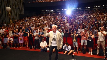 FOTO: Michael Douglas se zaplněným sálem.