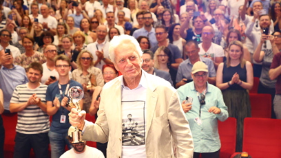FOTO: Michael Douglas se zaplněným sálem hotelu Thermal.
