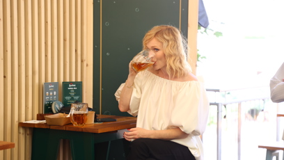 FOTO: Aňa Geislerová pije pivo.