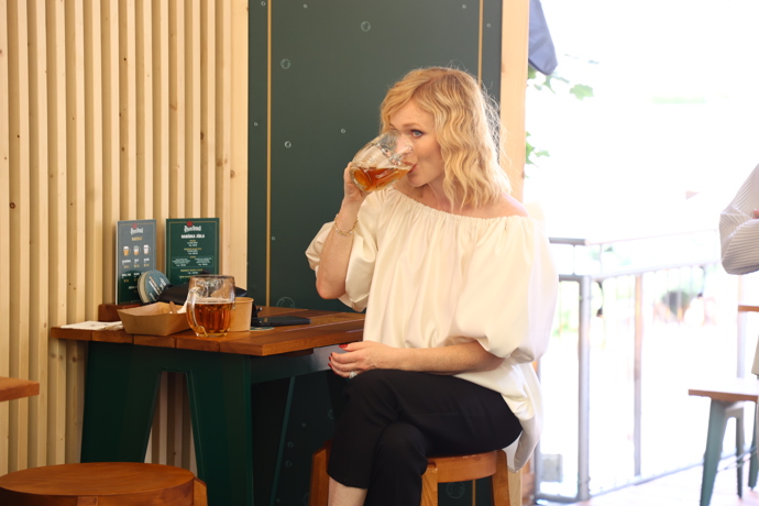 FOTO: Aňa Geislerová pije pivo. – stránka 102
