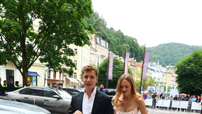 FOTO: Oskar Hes po boku své přítelkyně.