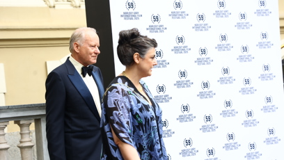 FOTO: Stellan John Skarsgård vyráží na zakončení festivalu.