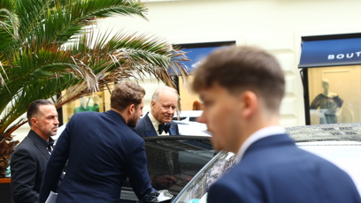 FOTO: Stellan John Skarsgård vyráží na zakončení festivalu.