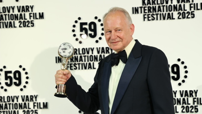 FOTO: Stellan Skarsgård ve Varech převzal křišťálový glóbus. Hvězdě Pirátů z Karibiku tleskal zaplněný sál.