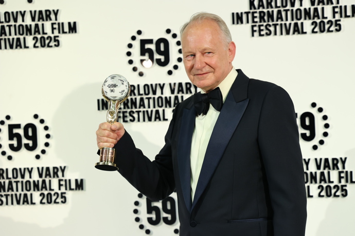 FOTO: Stellan Skarsgård ve Varech převzal křišťálový glóbus. Hvězdě Pirátů z Karibiku tleskal zaplněný sál. – stránka 23