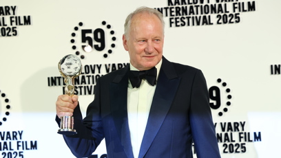 FOTO: Stellan Skarsgård ve Varech převzal křišťálový glóbus. Hvězdě Pirátů z Karibiku tleskal zaplněný sál.