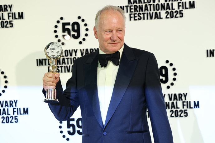 FOTO: Stellan Skarsgård ve Varech převzal křišťálový glóbus. Hvězdě Pirátů z Karibiku tleskal zaplněný sál. – stránka 22