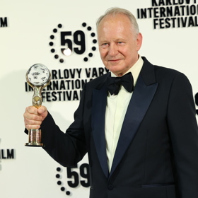 Stellan Skarsgård ve Varech převzal křišťálový glóbus. Hvězdě Pirátů z Karibiku tleskal zaplněný sál.