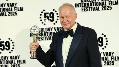 FOTO: Stellan Skarsgård ve Varech převzal křišťálový glóbus. Hvězdě Pirátů z Karibiku tleskal zaplněný sál.