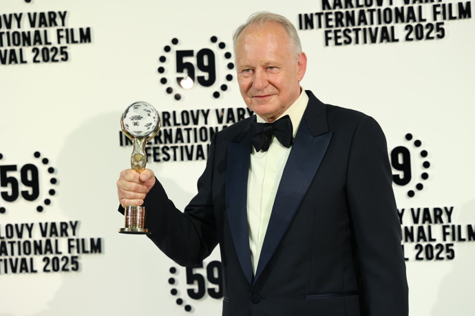 FOTO: Stellan Skarsgård ve Varech převzal křišťálový glóbus. Hvězdě Pirátů z Karibiku tleskal zaplněný sál. – stránka 21