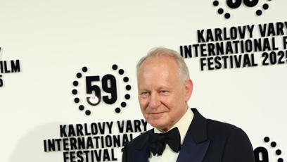 FOTO: Stellan Skarsgård ve Varech převzal křišťálový glóbus. Hvězdě Pirátů z Karibiku tleskal zaplněný sál.