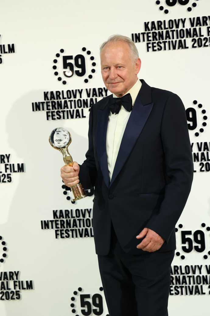 FOTO: Stellan Skarsgård ve Varech převzal křišťálový glóbus. Hvězdě Pirátů z Karibiku tleskal zaplněný sál. – stránka 20