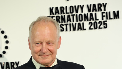 FOTO: Stellan Skarsgård ve Varech převzal křišťálový glóbus. Hvězdě Pirátů z Karibiku tleskal zaplněný sál.