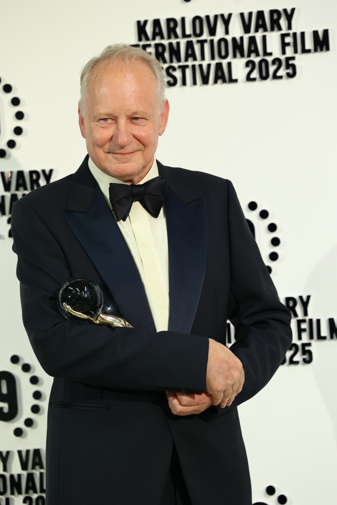 FOTO: Stellan Skarsgård ve Varech převzal křišťálový glóbus. Hvězdě Pirátů z Karibiku tleskal zaplněný sál. – stránka 19